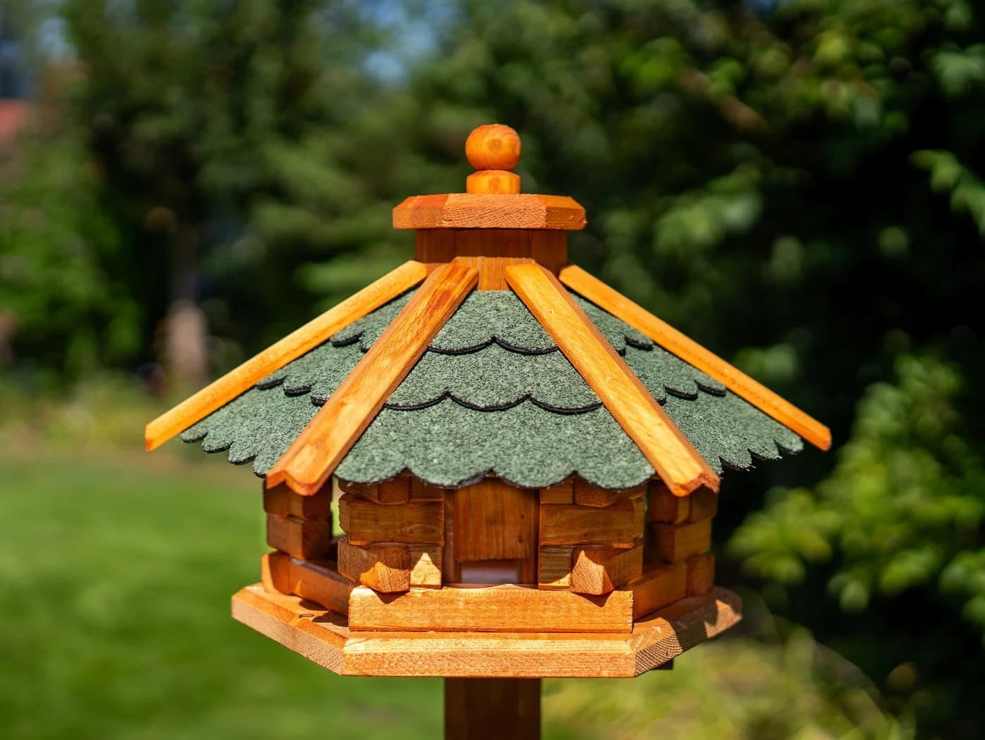 DSH DEKO SHOP HANNUSCH Vogelhaus Futterhaus mit Holzschutz und Bitumendach