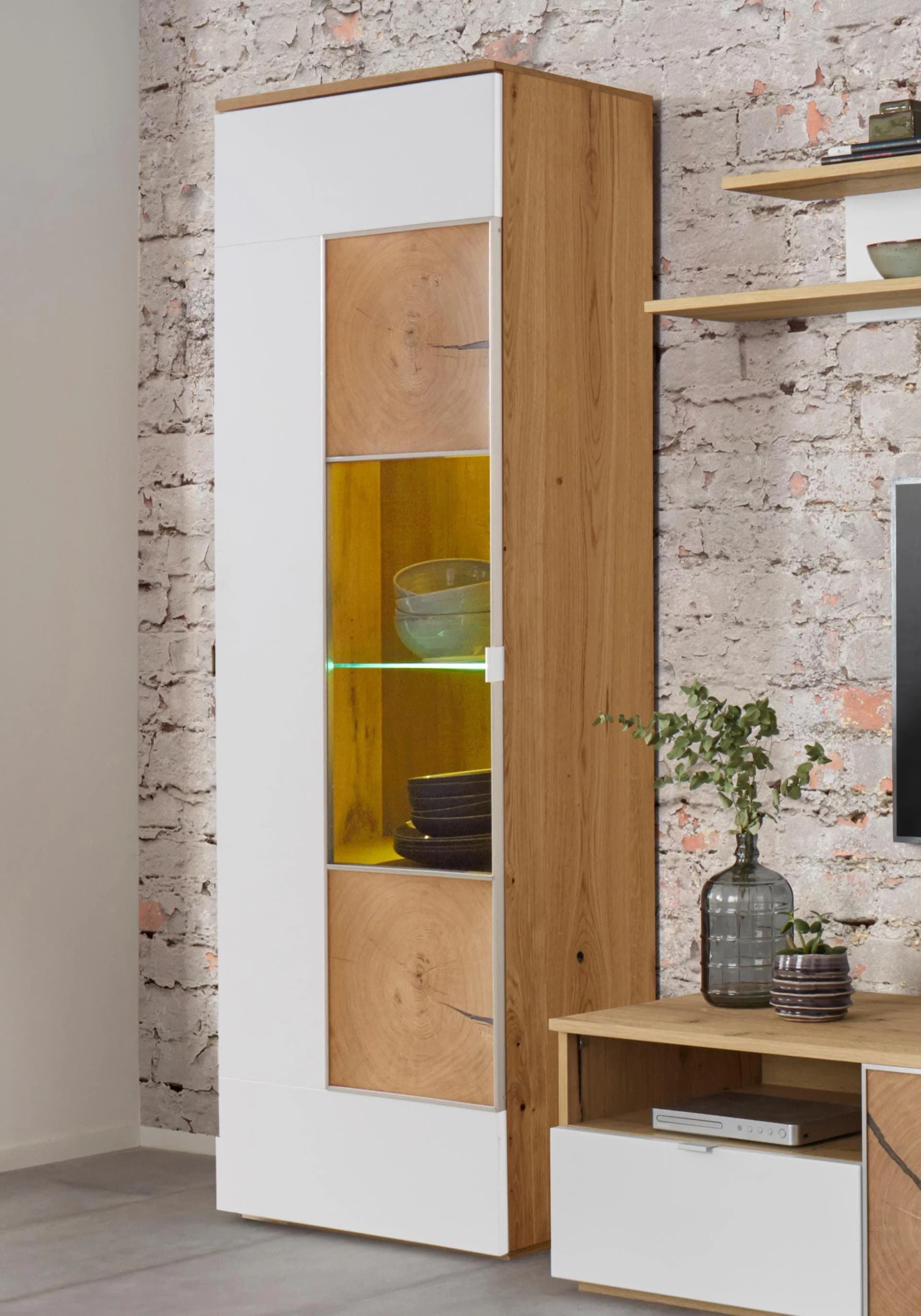 VOGL Vitrine Altholzeiche Weiß mit Glasfront und Soft-Close