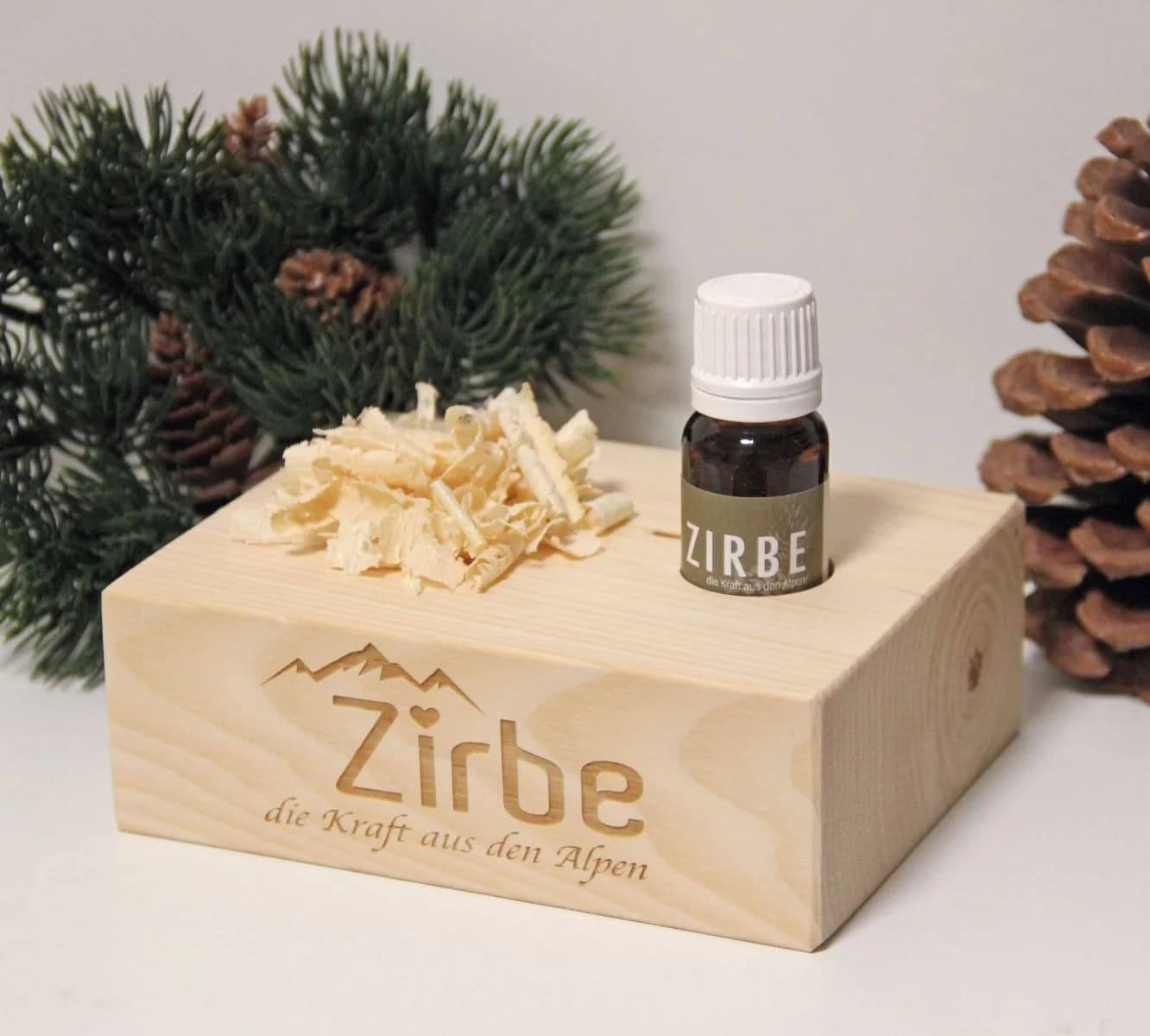 Heubergshop Zirbenwürfel mit Gravur und Zirbenöl