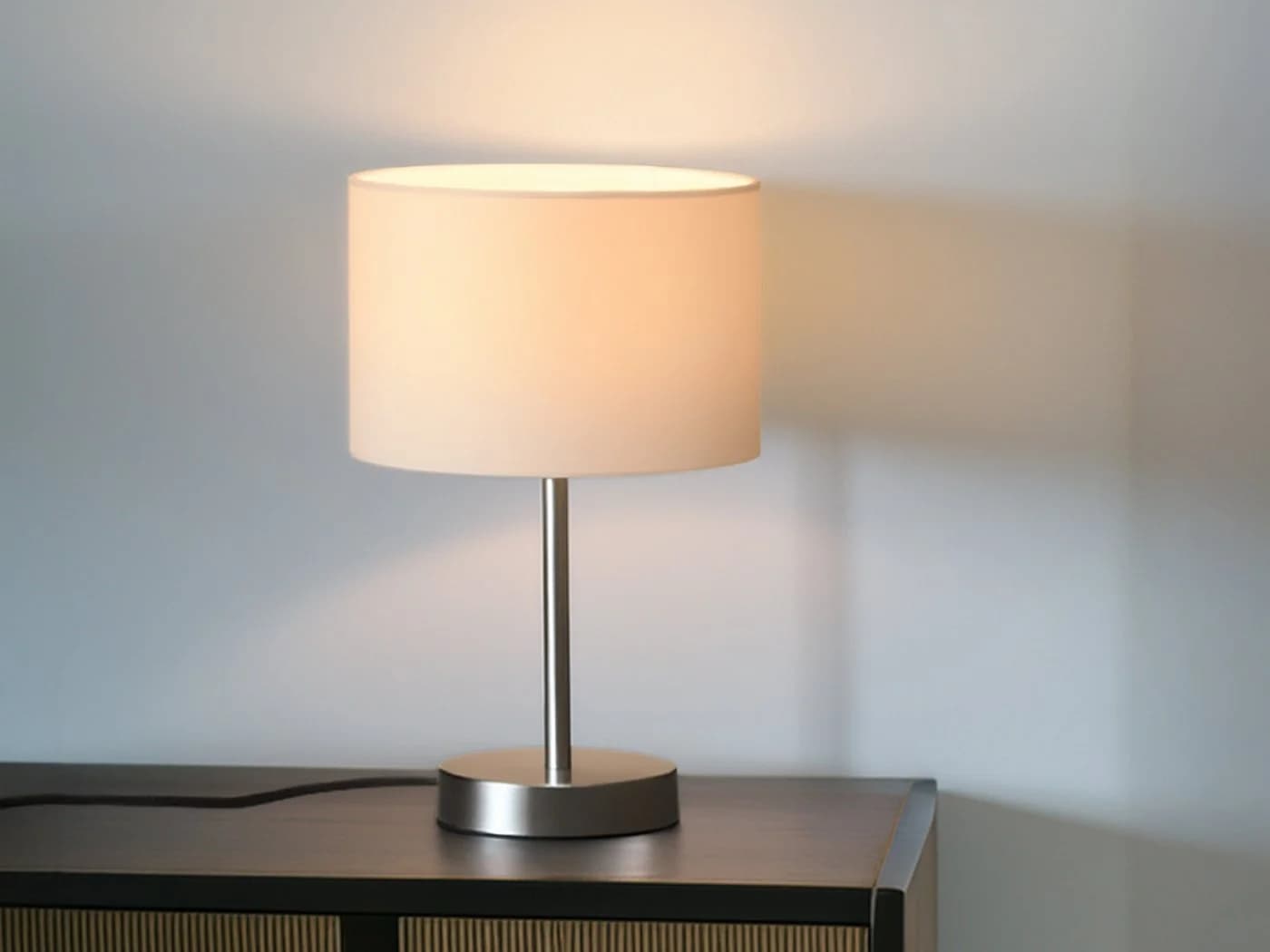 TRIO Leuchten LED Nachttischlampe Weiß Silber Dimmbar Stoffschirm