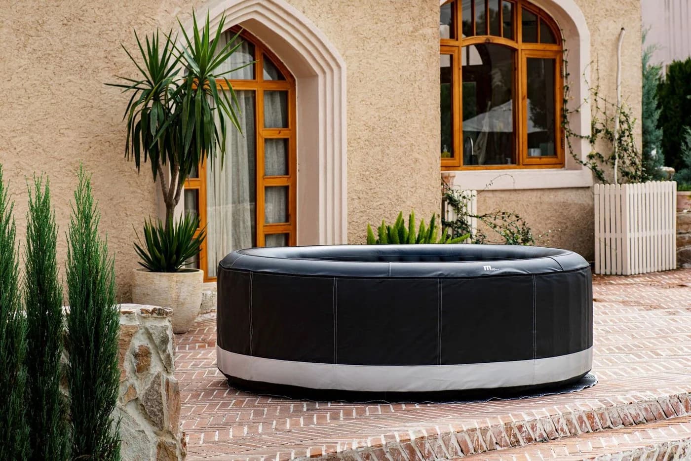 mSpa Whirlpool CAMARO Premium 2026 - 6 Plätze - Schwarz
