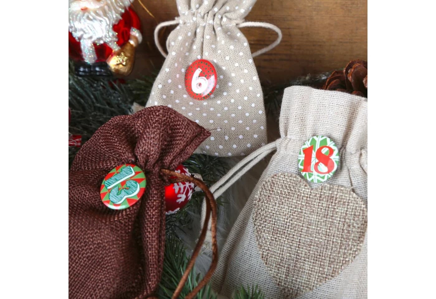 Logbuch-Verlag Adventskalender Buttons aus Blech 24-tlg. rot/grün/weiß