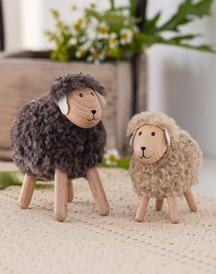Dekoleidenschaft Dekofigur Schaf Flauschi Holz Wolle Braun Beige