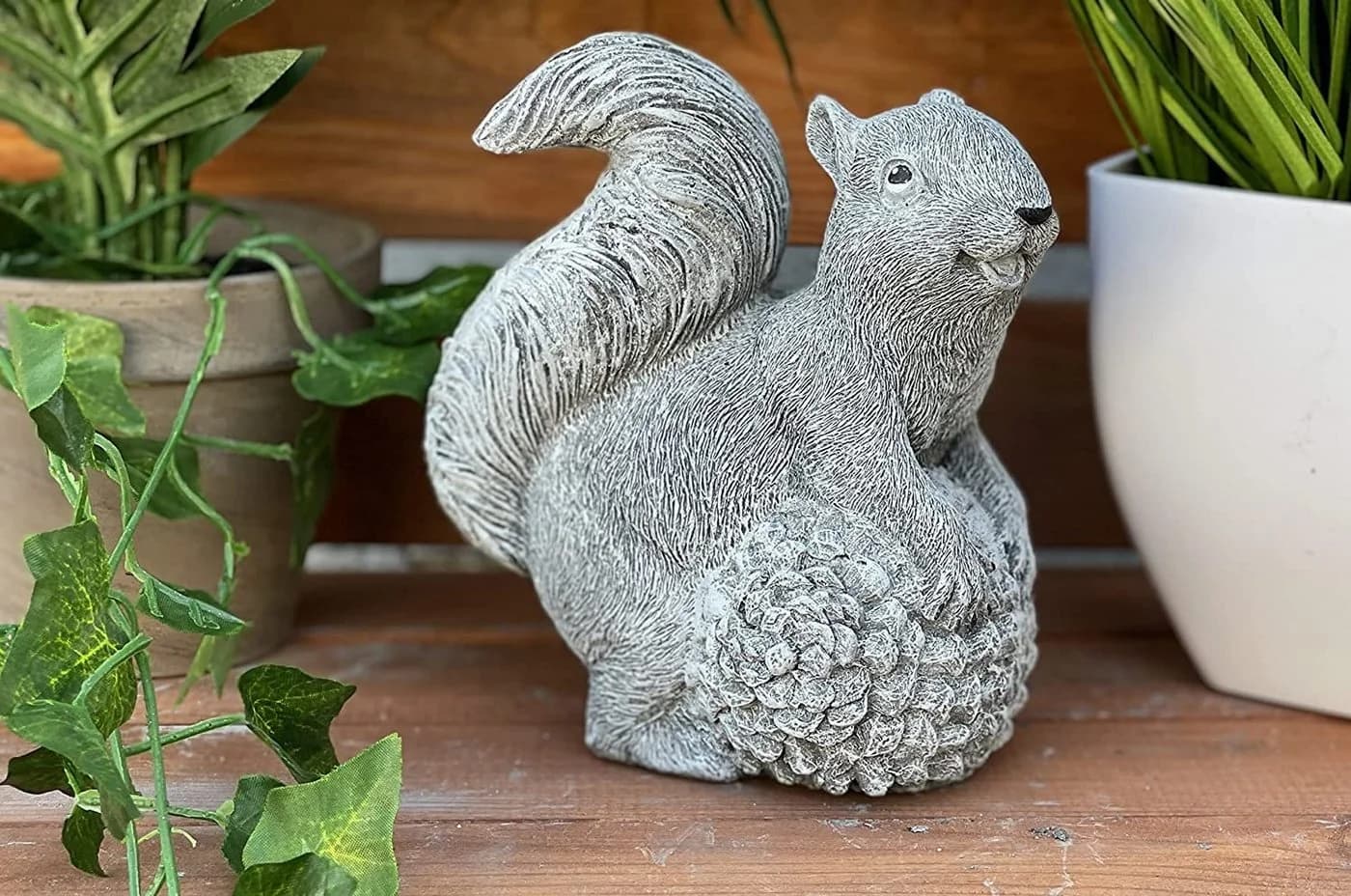 Stone and Style Gartenfigur Eichhörnchen mit Tannenzapfen