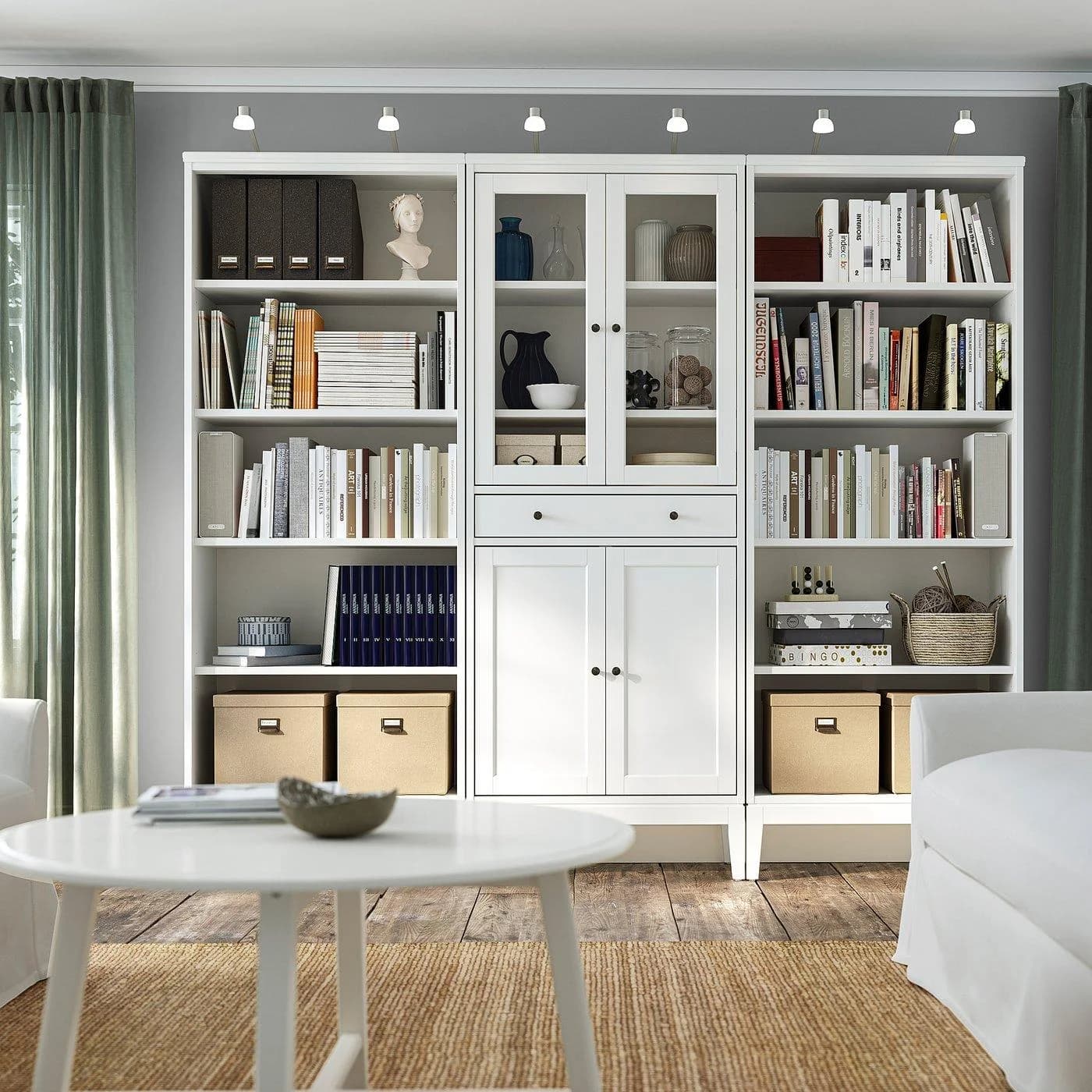 IKEA IDANÄS Vitrine Weiß mit Glastüren und Massivholzdetails