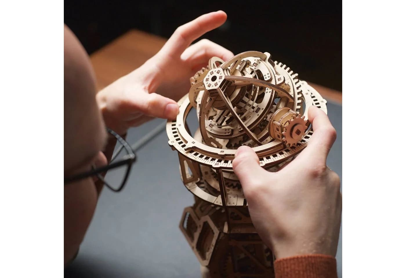 UGEARS Modellbausatz Ugears Tourbilllon-Tischuhr Sternengucker Mechanisches Holzpuzzle