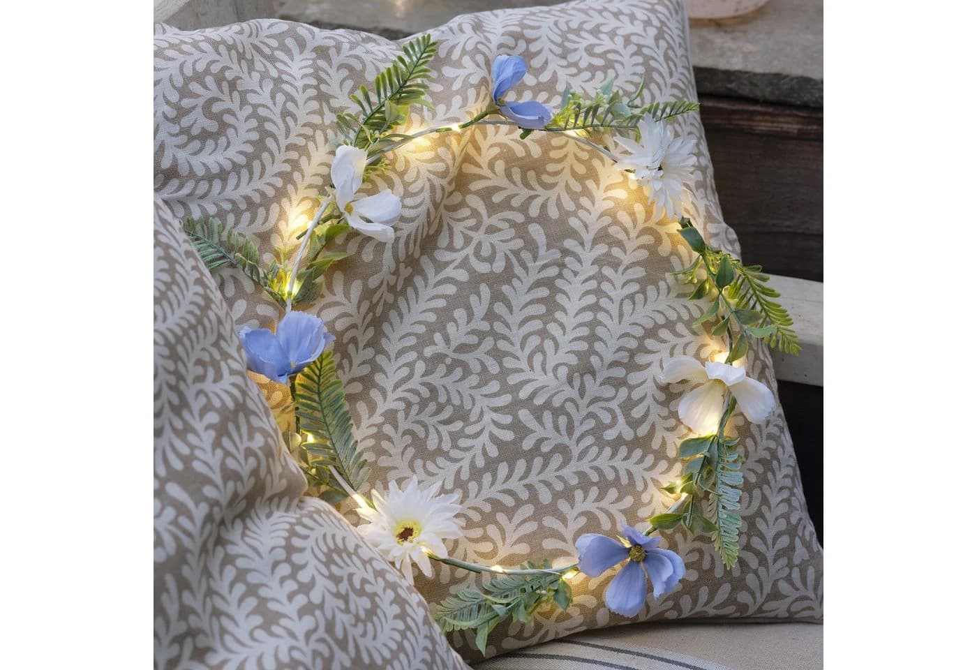 Lights4fun LED-Blumenkranz Weiß & Blau mit Timer & warmweißen LEDs