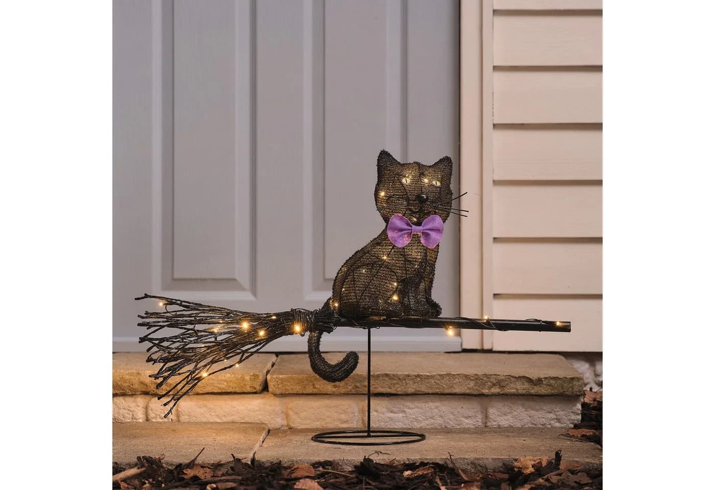 Lights4fun LED-Halloween-Katze auf Besen mit Timer für den Außenbereich