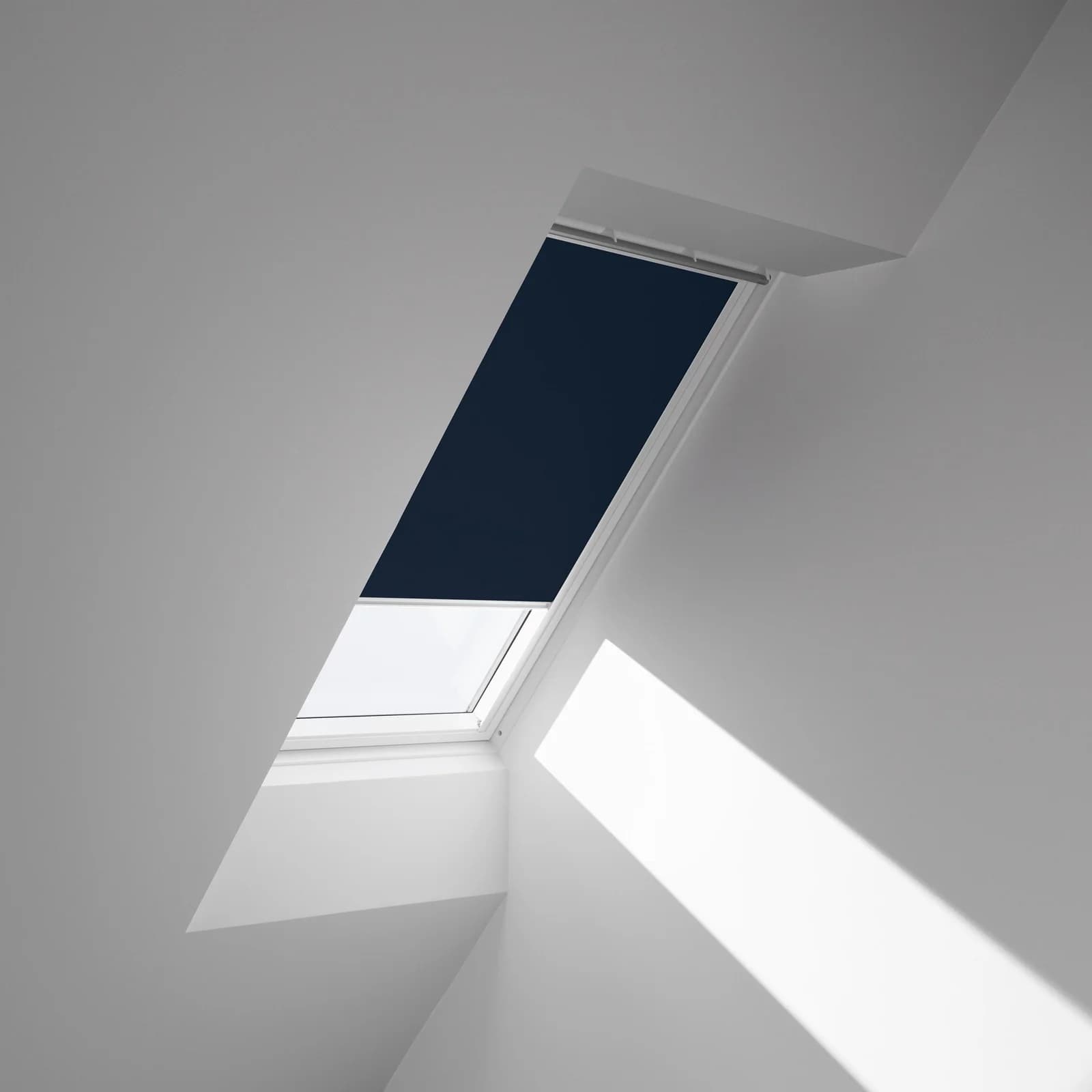 Verdunklungsrollo VELUX Dunkelblau PK06 stufenlos positionierbar