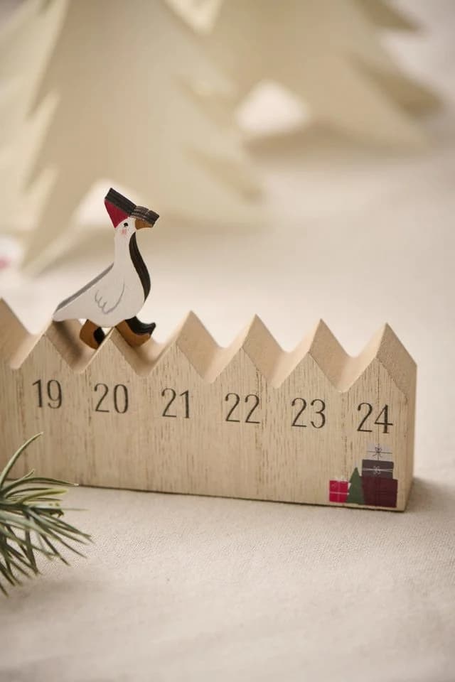 Ib Laursen Adventskalender mit gehender Gans aus Holz