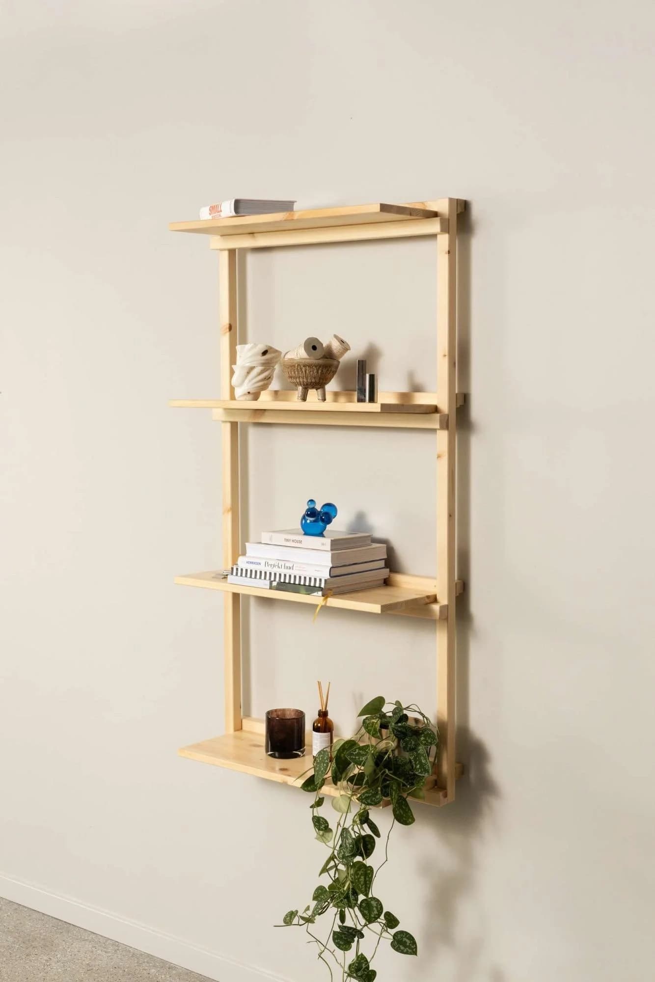 Wandregal aus Massivholz, FSC-zertifiziert, beige