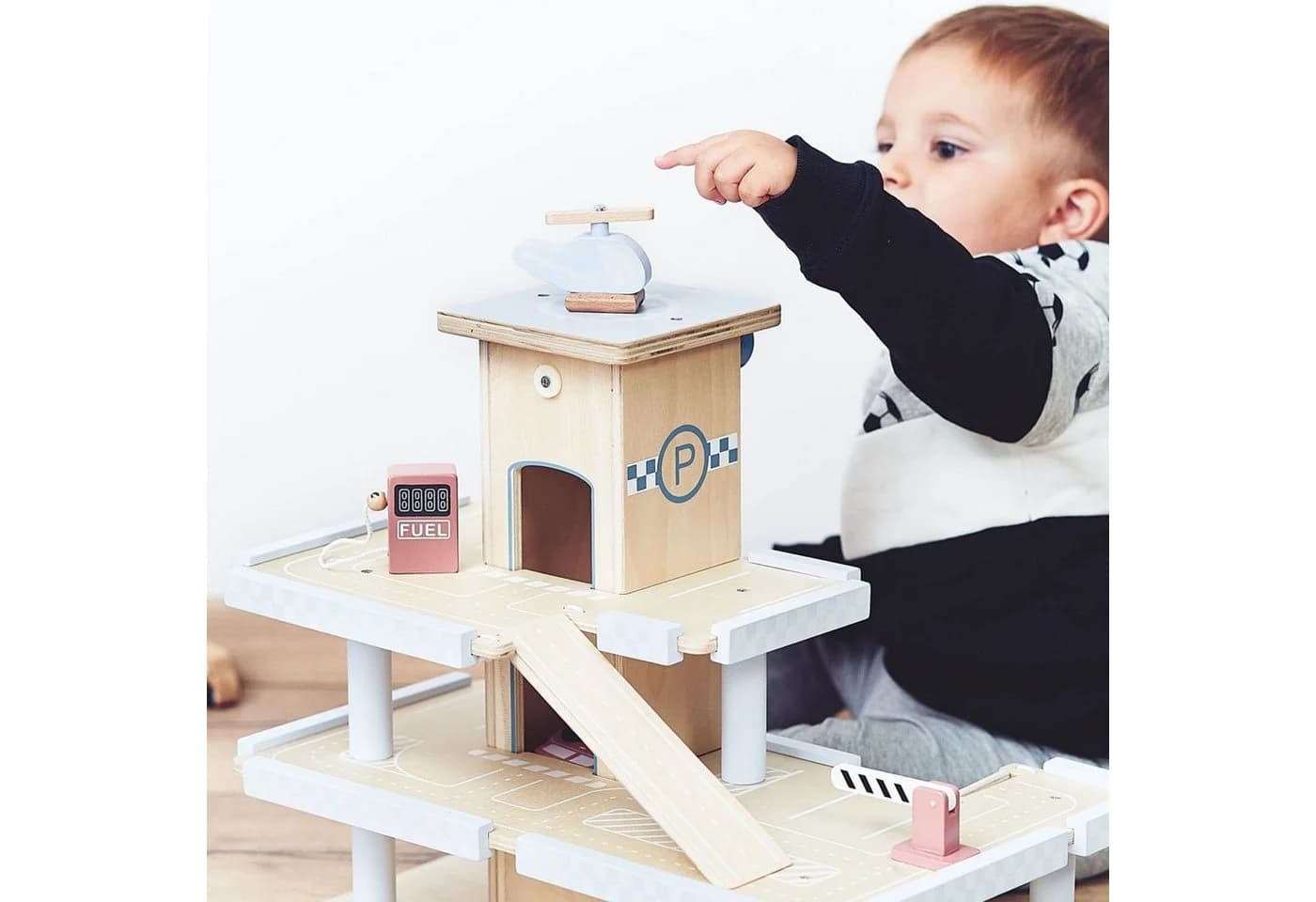 Mamabrum Spiel-Parkhaus aus Holz mit Autos und Hubschrauber