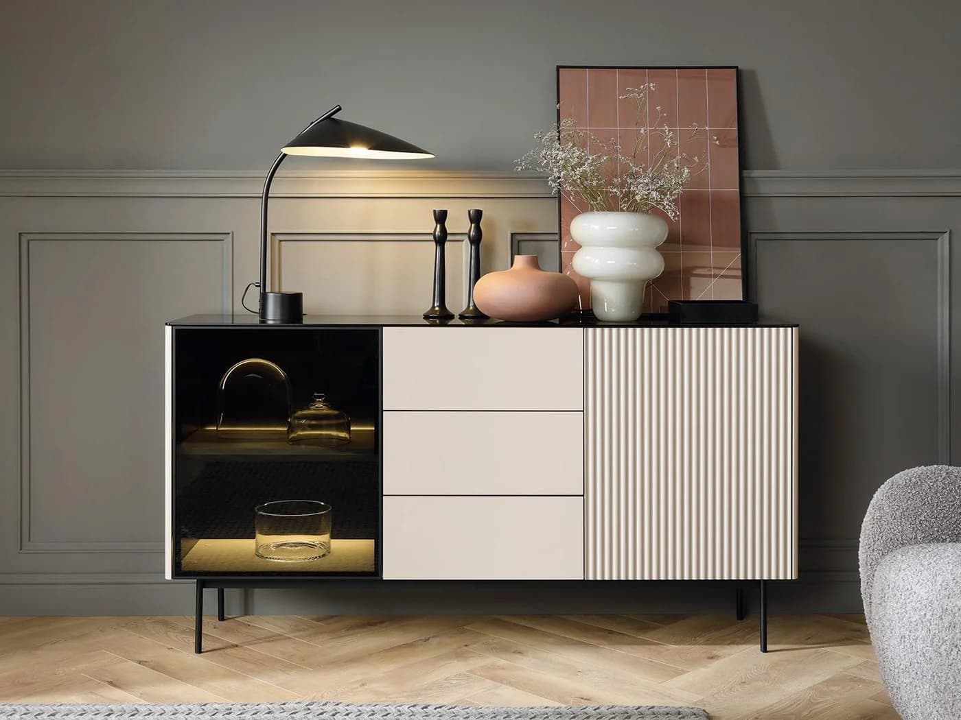 Compleo Kommode mit 3 Schubladen, 2 Türen, Elegant Design OMBIS