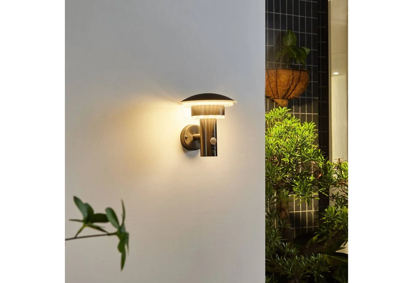 Lindby LED-Außenwandleuchte Lillie, 1 x 9 W LED, warmweiß, Präsenzmelder