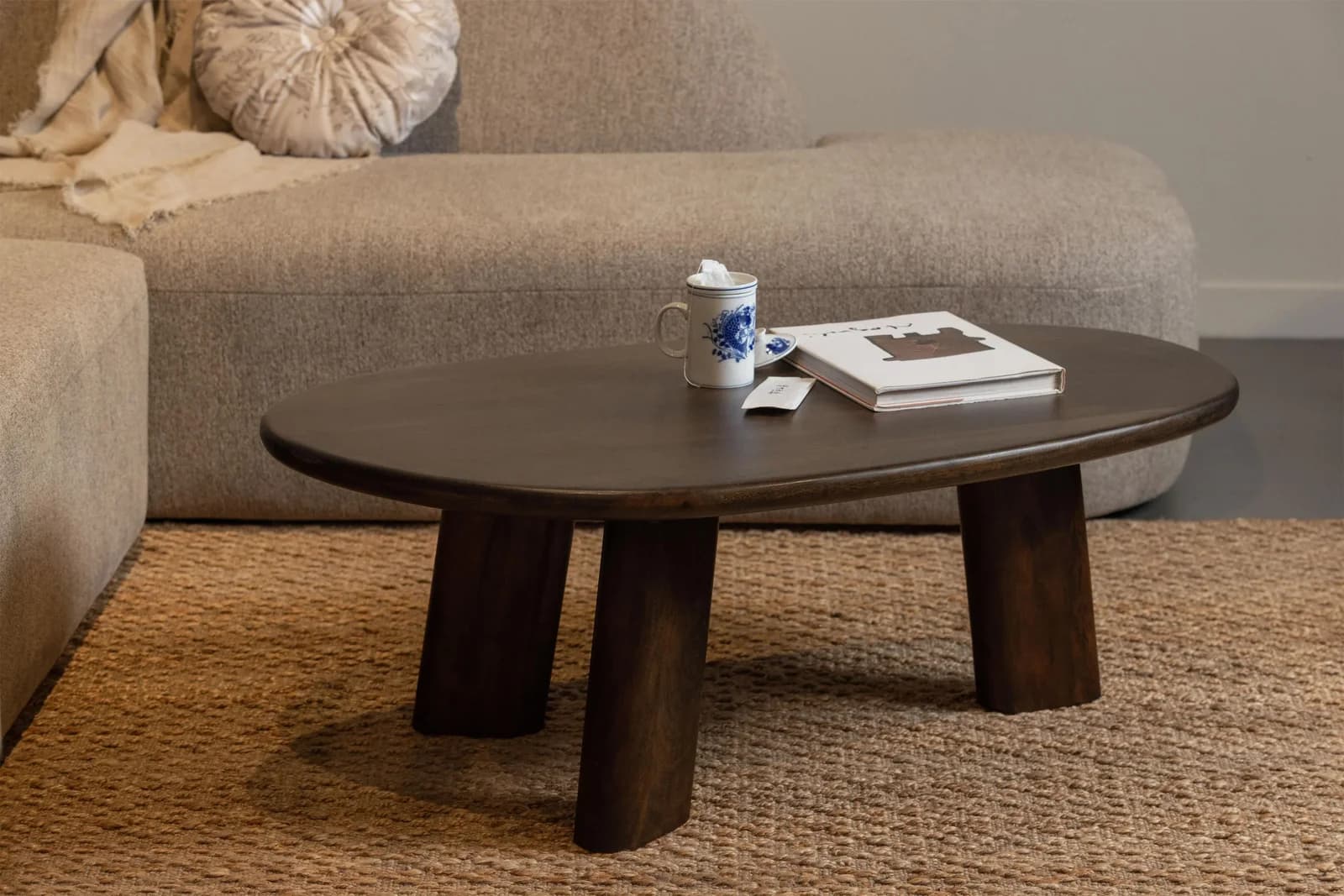 WOOOD Roundly Couchtisch Mangoholz Oval Walnuss