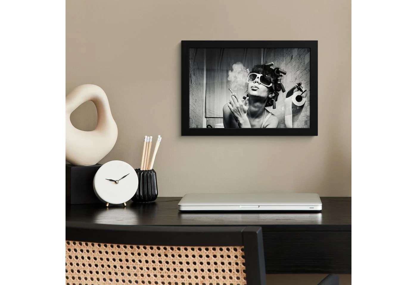 MuchoWow Poster Frau Vintage Lockenwickler Toilette Zigarette 30x20 cm