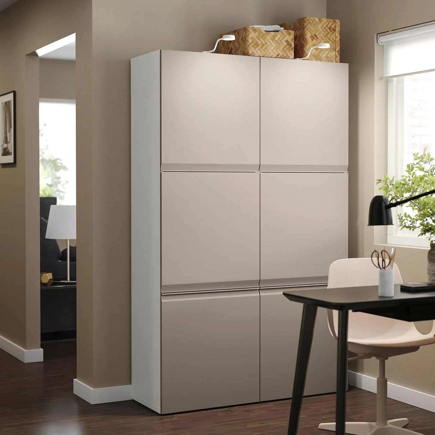 IKEA BESTÅ Aufbewahrung mit Türen Beige/Weiß