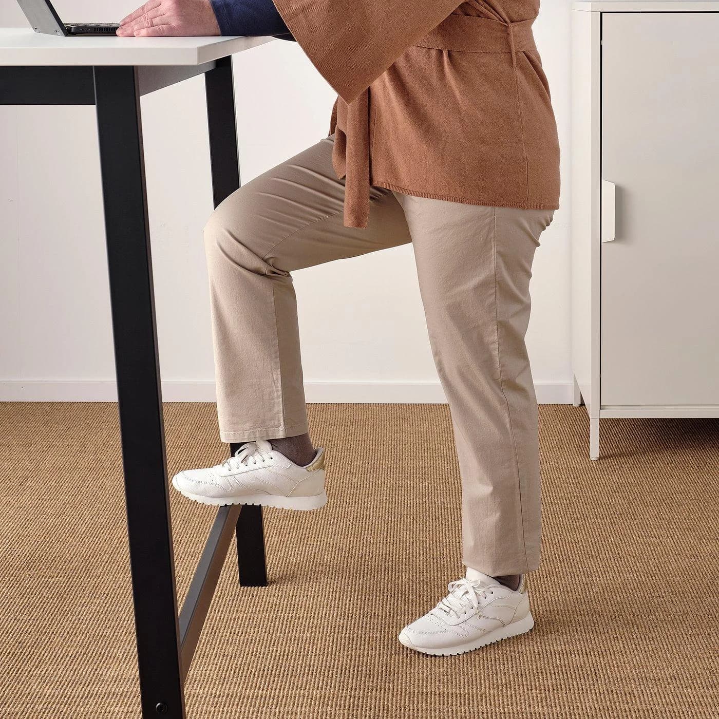IKEA MITTZON Konferenztisch Schwarz/Weiß mit Fußstütze