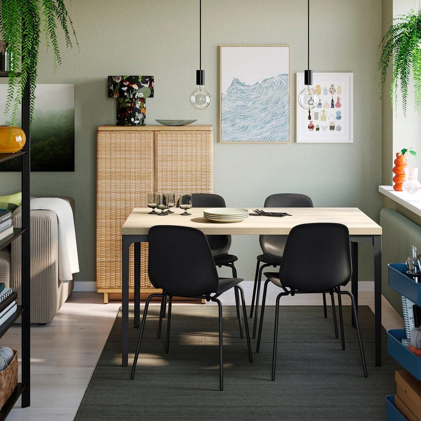 IKEA SKÅLSTA Tisch und 4 Stühle Schwarzgrau Eichenachbildung