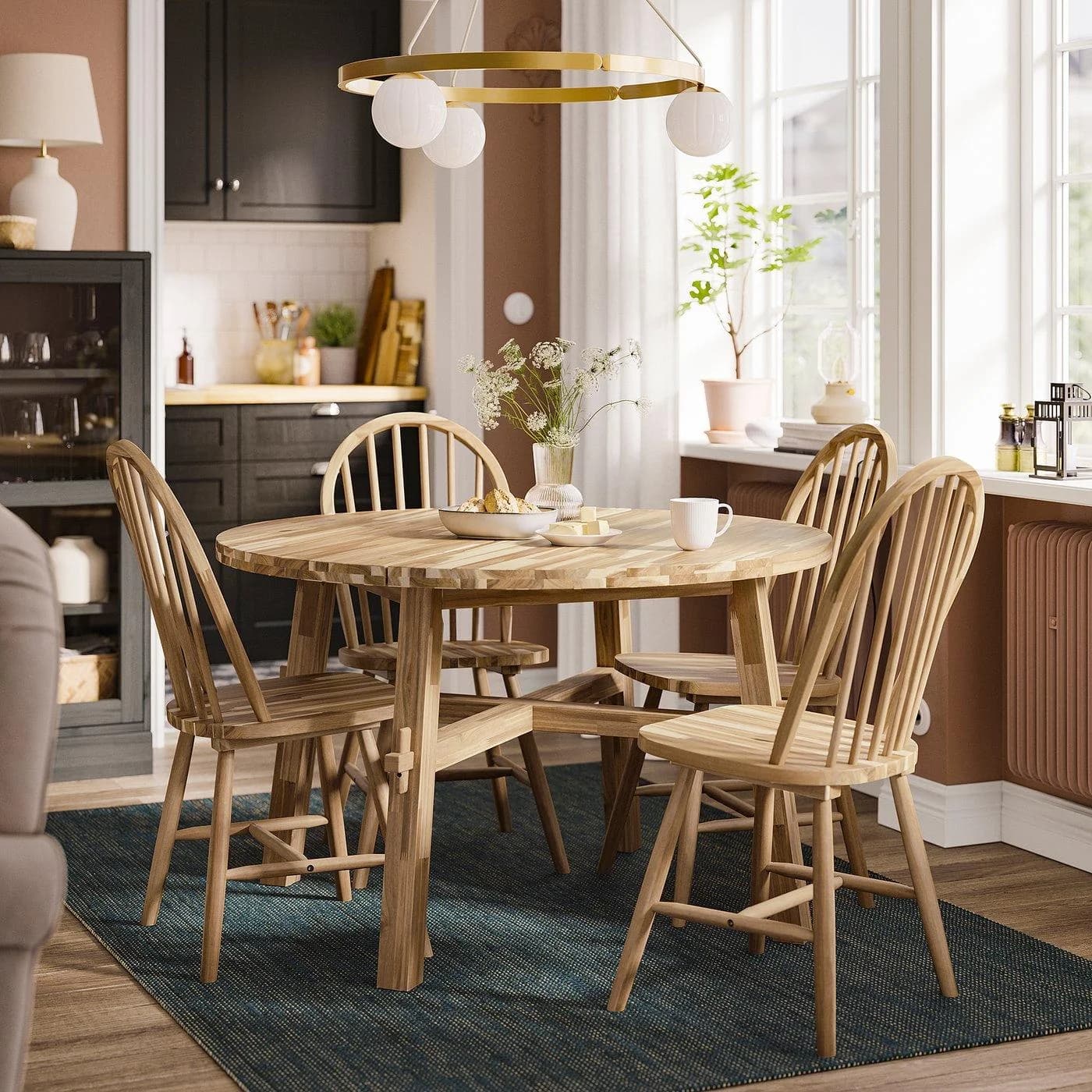 IKEA SKOGSTA Tisch und 4 Stühle aus massivem Akazienholz