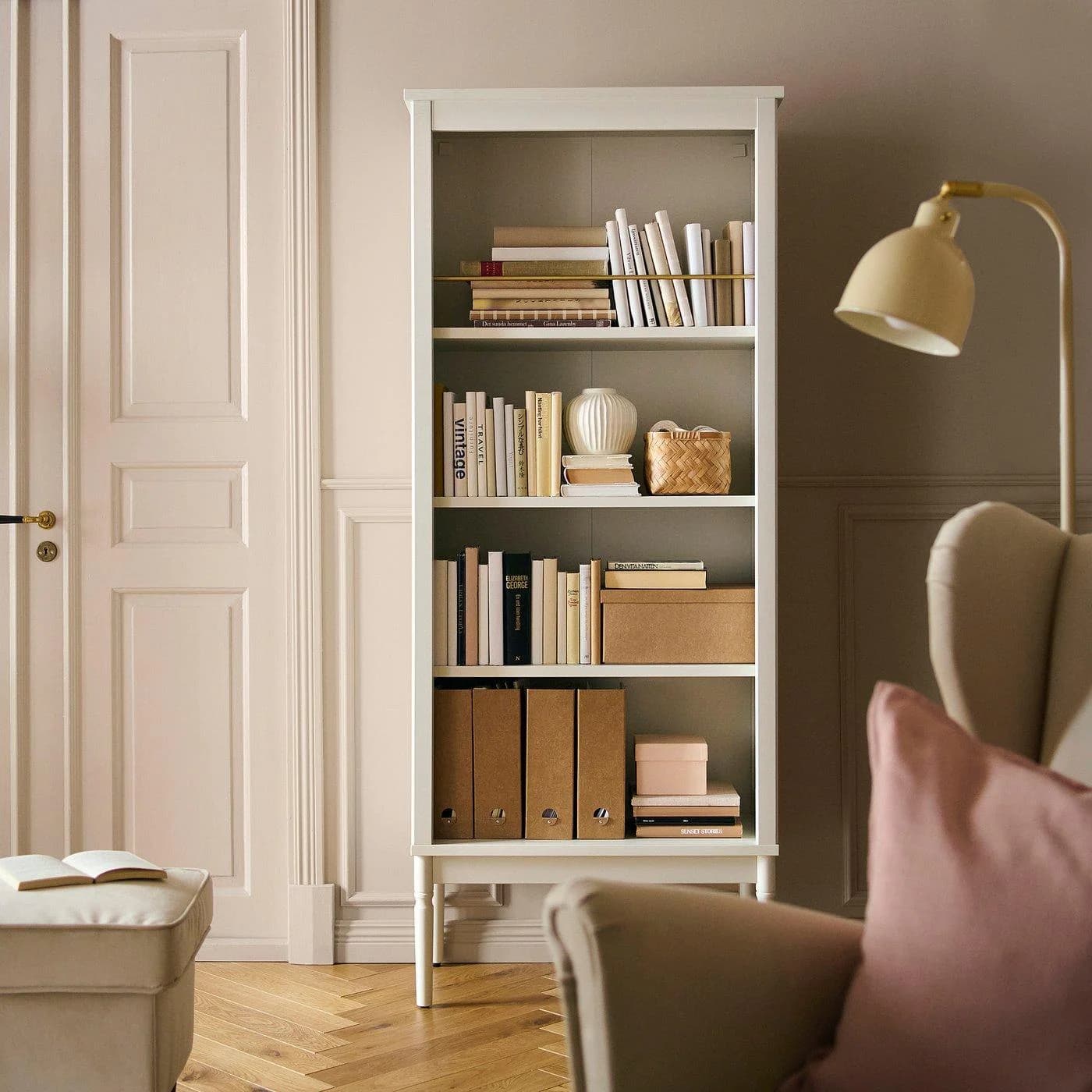 IKEA FÄRJKARL Bücherregal elfenbeinweiß mit Messingstange