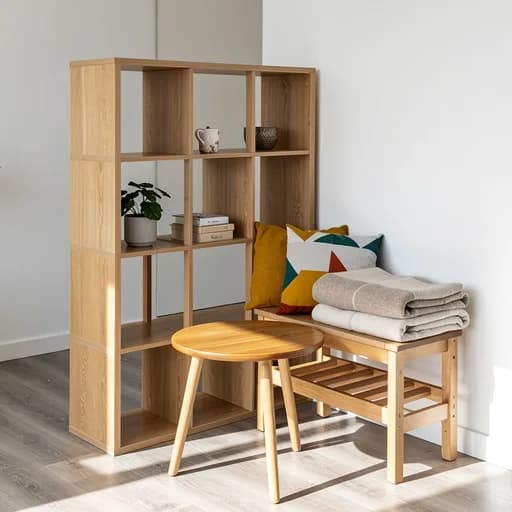 Eichen-Würfelregal als Raumteiler mit Holzhocker, Sitzbank und bunten Kissen in einem kleinen Raum.