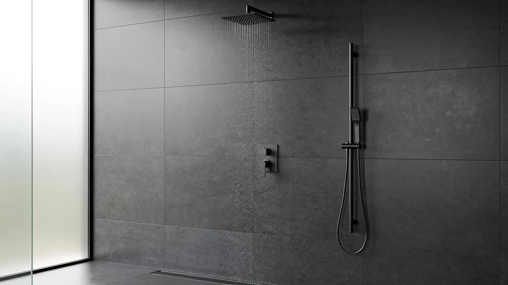 Mattschwarzes Duschsystem mit Regendusche und Handbrause an einer anthrazitfarbenen Fliesenwand