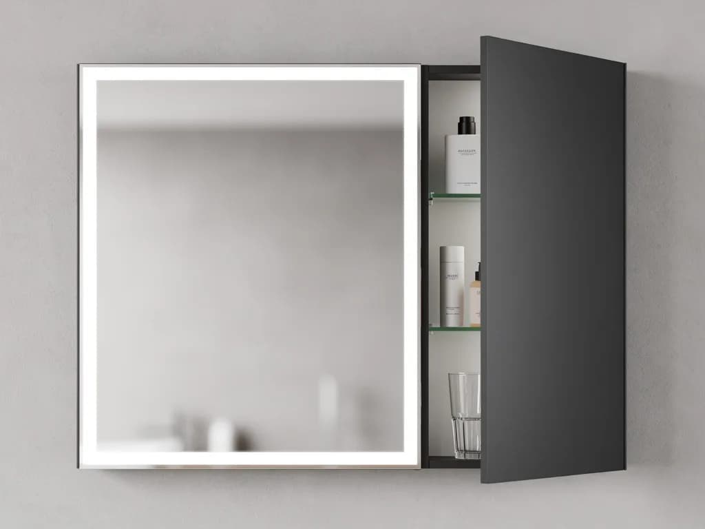 Beleuchteter Spiegelschrank mit umlaufendem LED-Licht, eine Tür geöffnet mit Glasablagen und Kosmetikartikeln.