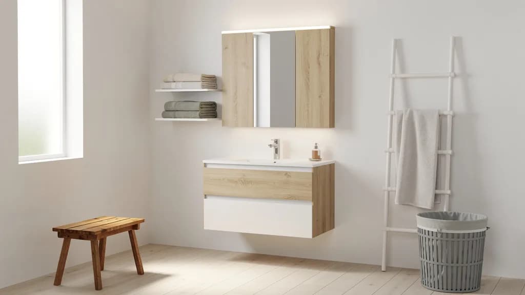 Skandinavisches Badezimmer mit Eiche-Waschtisch, LED-Spiegelschrank, weißer Handtuchleiter und Holzhocker