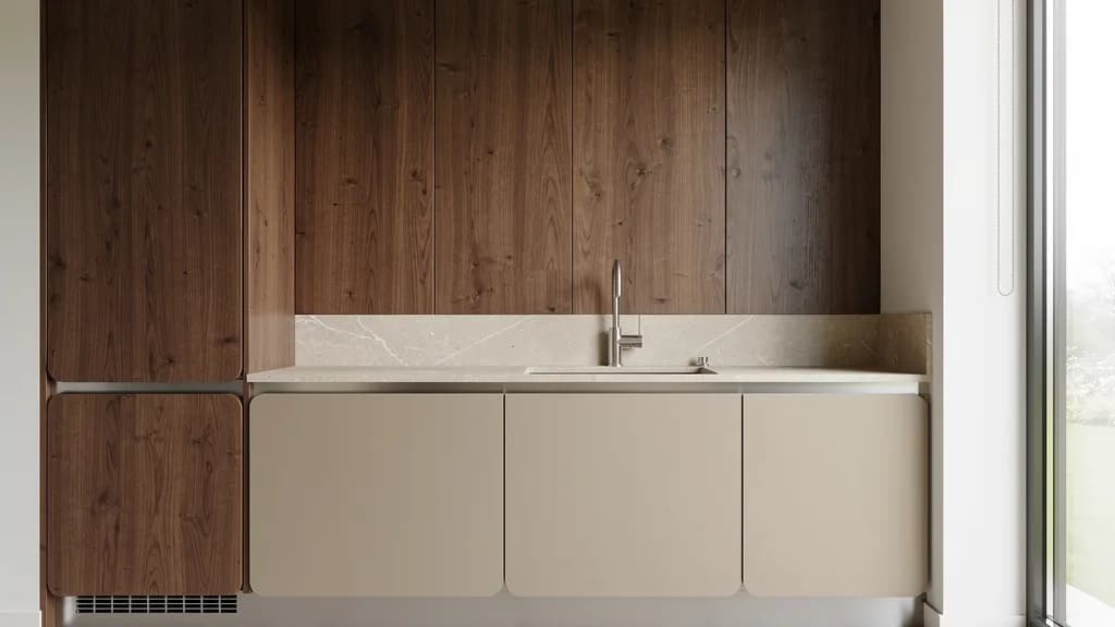 Küchenzeile mit matten Fronten in Sandbeige, Hochschränken aus warmem Nussbaum und heller Steinarbeitsplatte
